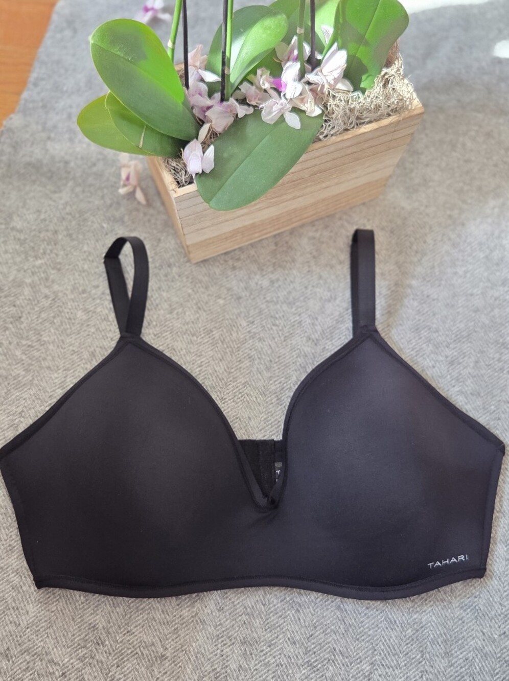 Tahari Black Laser-Cut Smoothing Wireless Bra Size 40DD NWT